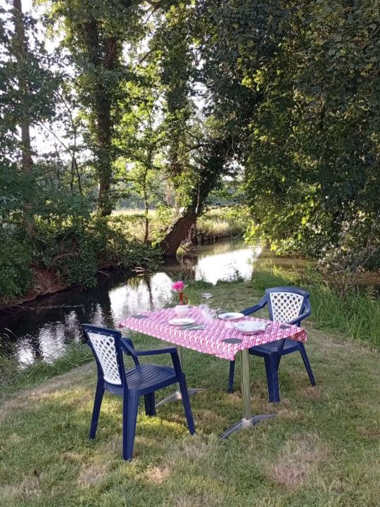 Les Berges du Moulin — La terrasse au bord de l'eau et la presqu'île offrent un cadre privilégié pour profiter de la rivière, se retrouver dehors ou simplement prendre le temps.<br /> Les Berges du Moulin — La terrasse au bord de l'eau et la presqu'île offrent un cadre privilégié pour profiter de la rivière, se retrouver dehors ou simplement prendre le temps.<br />