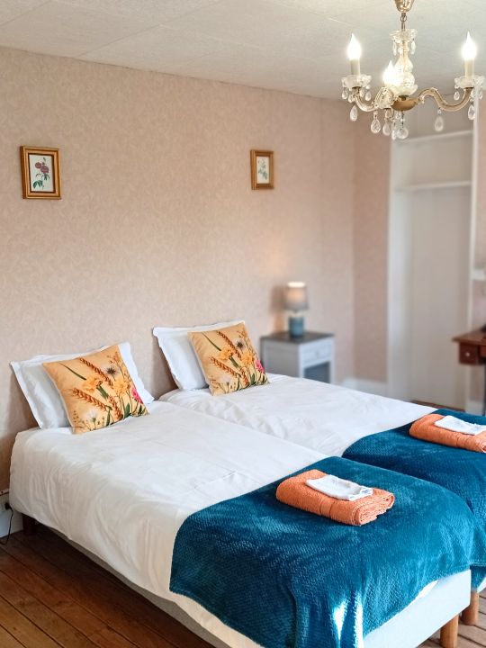 La Chambre de la Couturière — 13 m² pour 2 personnes, avec deux lits simples et une décoration vintage autour d'une véritable machine à coudre Singer d'époque. Un joli parquet complète cette chambre pleine de caractère. La Chambre de la Couturière — 13 m² pour 2 personnes, avec deux lits simples et une décoration vintage autour d'une véritable machine à coudre Singer d'époque. Un joli parquet complète cette chambre pleine de caractère.