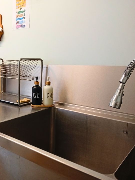 L'Office — 12,5 m² aux carreaux de ciment, pensé pour faciliter l'organisation des repas et la vie quotidienne : plonge, deux réfrigérateurs, lave-vaisselle, lave-linge, plan de travail, cafetière, grille-pain et rangements. Un WC indépendant complète les équipements du rez-de-chaussée. L'Office — 12,5 m² aux carreaux de ciment, pensé pour faciliter l'organisation des repas et la vie quotidienne : plonge, deux réfrigérateurs, lave-vaisselle, lave-linge, plan de travail, cafetière, grille-pain et rangements. Un WC indépendant complète les équipements du rez-de-chaussée.