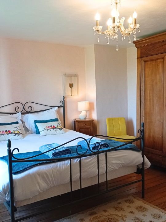La Chambre du Verger — 18 m² pour 2 personnes, avec un lit queen size et une jolie vue sur le pré et son vieux pommier. Une décoration douce ponctuée de coussins aux oiseaux et un magnifique parquet lui donnent une atmosphère chaleureuse.<br /> La Chambre du Verger — 18 m² pour 2 personnes, avec un lit queen size et une jolie vue sur le pré et son vieux pommier. Une décoration douce ponctuée de coussins aux oiseaux et un magnifique parquet lui donnent une atmosphère chaleureuse.<br />