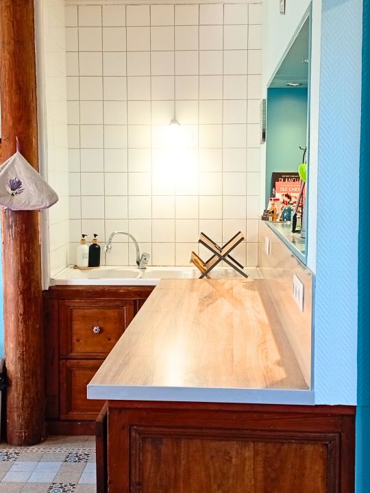 La Cuisine du Moulin — 27 m² au charme des cuisines d'autrefois, avec ses carreaux de ciment et sa grande cuisinière Falcon 6 feux, équipée de deux fours et d'un grill. Un espace généreux et chaleureux, pensé pour préparer les repas et se retrouver autour de la cuisine. La Cuisine du Moulin — 27 m² au charme des cuisines d'autrefois, avec ses carreaux de ciment et sa grande cuisinière Falcon 6 feux, équipée de deux fours et d'un grill. Un espace généreux et chaleureux, pensé pour préparer les repas et se retrouver autour de la cuisine.