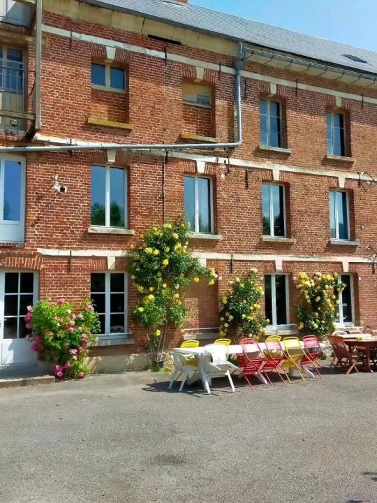 La Façade du Moulin — Construit dans les années 1790, le Moulin mêle briques et pierres dans une architecture typique de son histoire et de son territoire.<br /> La Façade du Moulin — Construit dans les années 1790, le Moulin mêle briques et pierres dans une architecture typique de son histoire et de son territoire.<br />