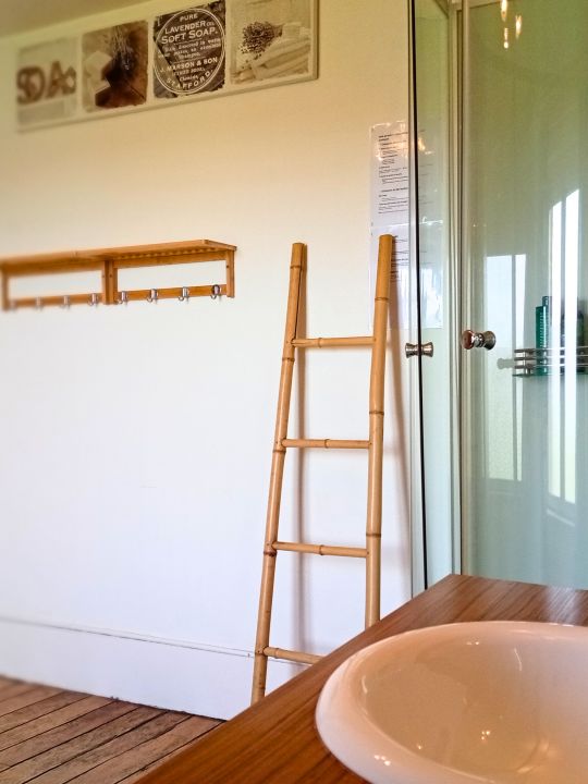 La Salle d'Eau du Moulin — 11 m² avec douche, lavabo et WC, dans une pièce lumineuse aux beaux parquets, simple et élégante.<br /> La Salle d'Eau du Moulin — 11 m² avec douche, lavabo et WC, dans une pièce lumineuse aux beaux parquets, simple et élégante.<br />