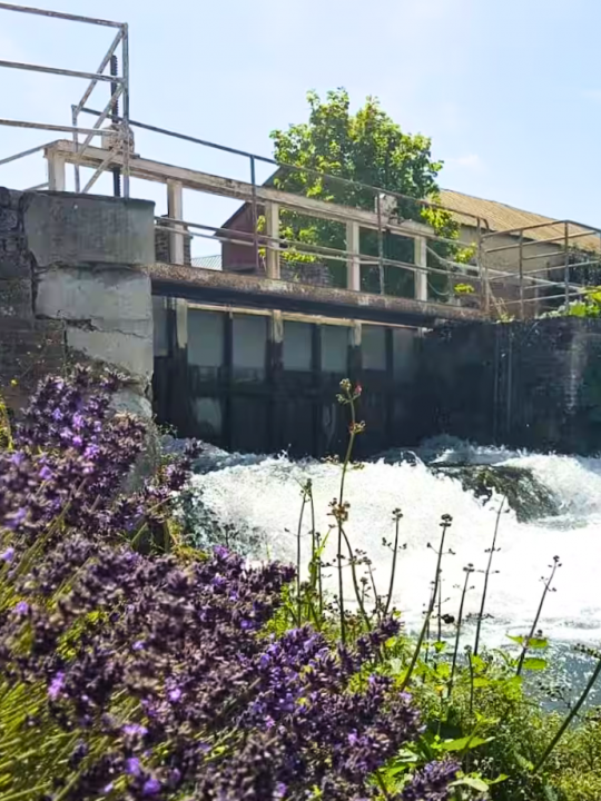 La Chute et le Vannage — La rivière la Celle franchit ici la chute du Moulin, au pied de l'ancien vannage qui témoigne de son histoire.<br /> La Chute et le Vannage — La rivière la Celle franchit ici la chute du Moulin, au pied de l'ancien vannage qui témoigne de son histoire.<br />
