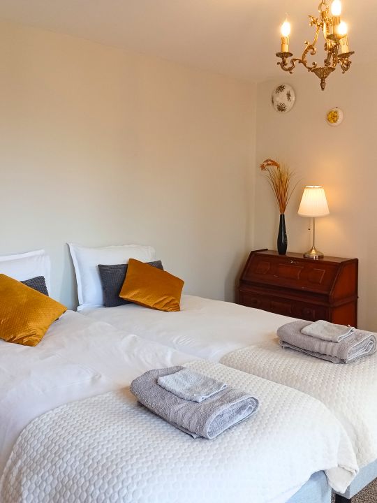 La Chambre de la Cuisinière — 14 m² pour 2 personnes, avec deux lits simples et une décoration lumineuse aux accents rétro, clin d'œil à l'histoire de la maison et à son ancienne cuisinière.<br /> La Chambre de la Cuisinière — 14 m² pour 2 personnes, avec deux lits simples et une décoration lumineuse aux accents rétro, clin d'œil à l'histoire de la maison et à son ancienne cuisinière.<br />